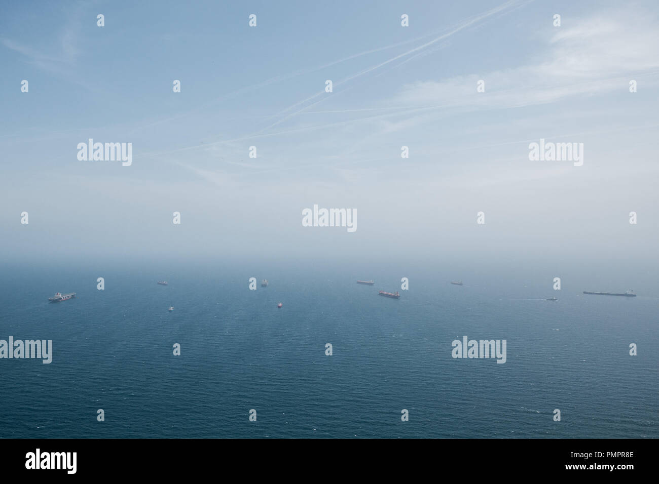 Une vue plongeante sur un canal maritime achalandée avec des cargos et des pétroliers sur leur chemin vers la mer. Le bleu de la mer se fond dans le ciel. Méditerranée Banque D'Images