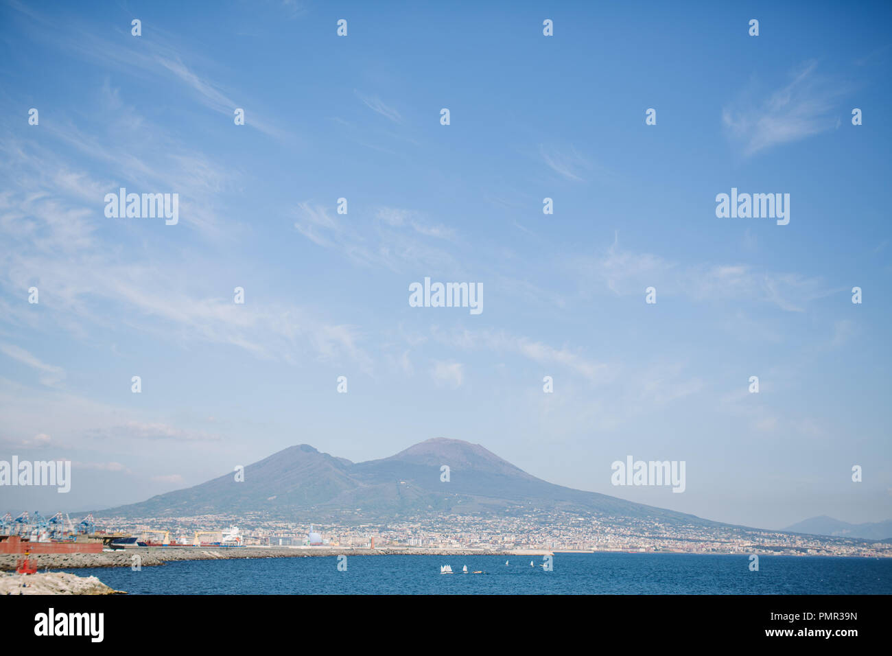 Une vue sur le Mont Vésuve, un volcan près de Naples, de la côte de Naples sur la mer au premier plan, sur une journée d'été Banque D'Images