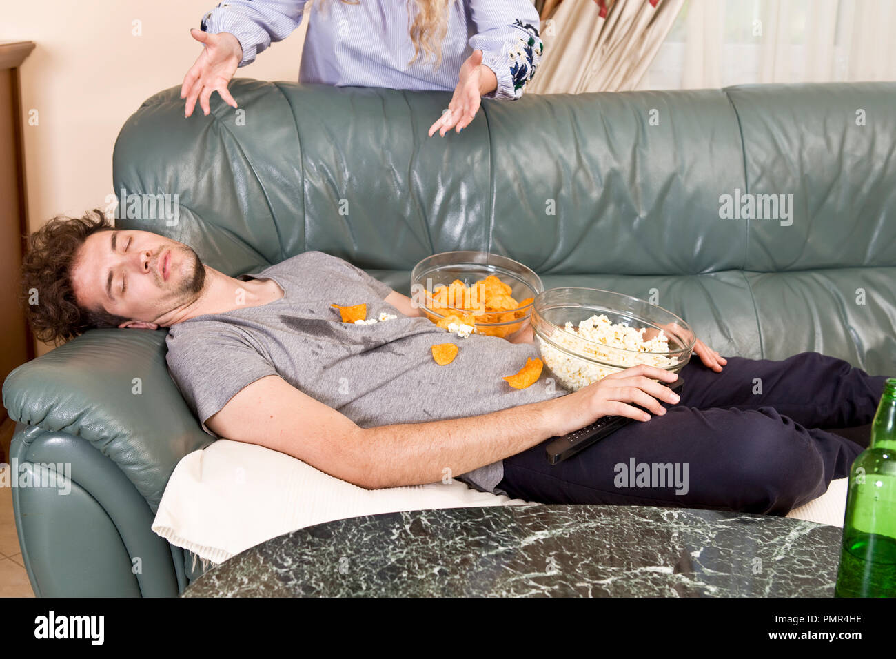 L'homme après les fortes à faire la fête dans la maison. Épouse en colère Banque D'Images