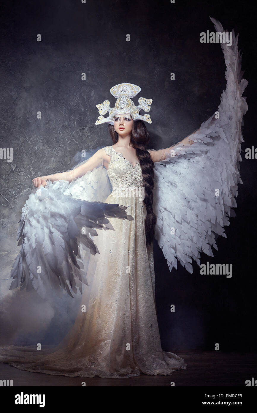 Angel Art girl with wings fairy image. Swan Princess, Reine des Anges. Belle robe avec des ailes. Studio portrait de beauté Banque D'Images