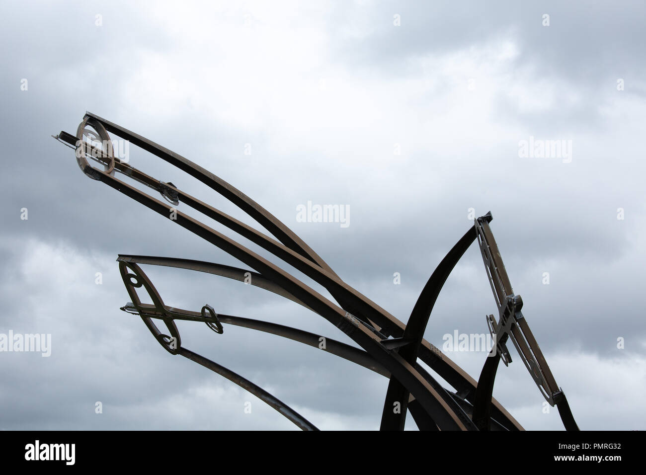 Sentinel, une sculpture par Tim Tolkien, installé sur l'île de Spitfire, un rond-point à l'intersection de la Chester Road et Fort Parkway. Banque D'Images
