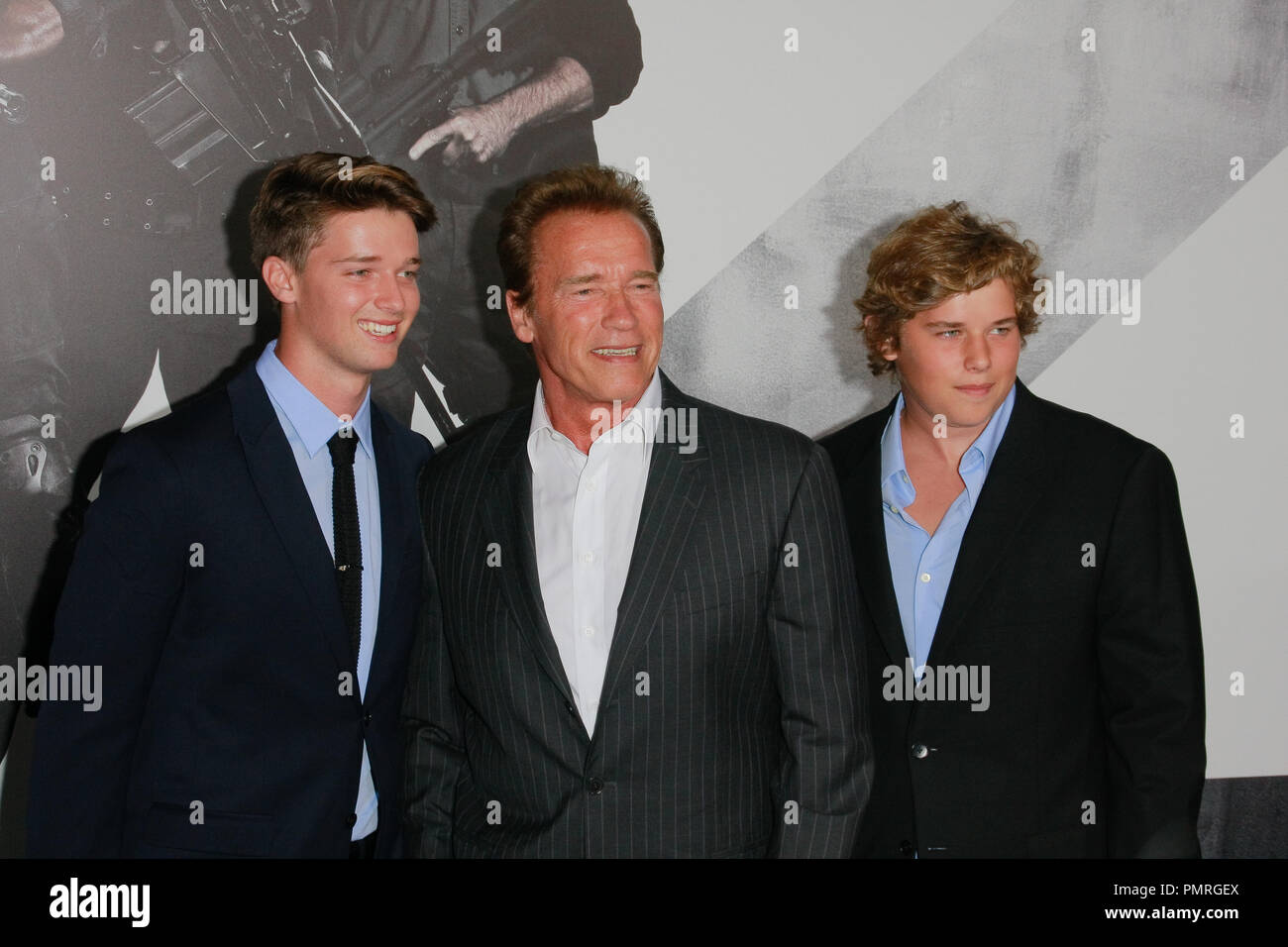 Arnold Schwarzenegger avec fils Patrick et Christopher lors de la première de films Lionsgate' 'The Expendables 2'. Arrivants tenue au Grauman's Chinese Theatre à Hollywood, CA, le 15 août 2012. Photo par Joe Martinez / PictureLux Banque D'Images