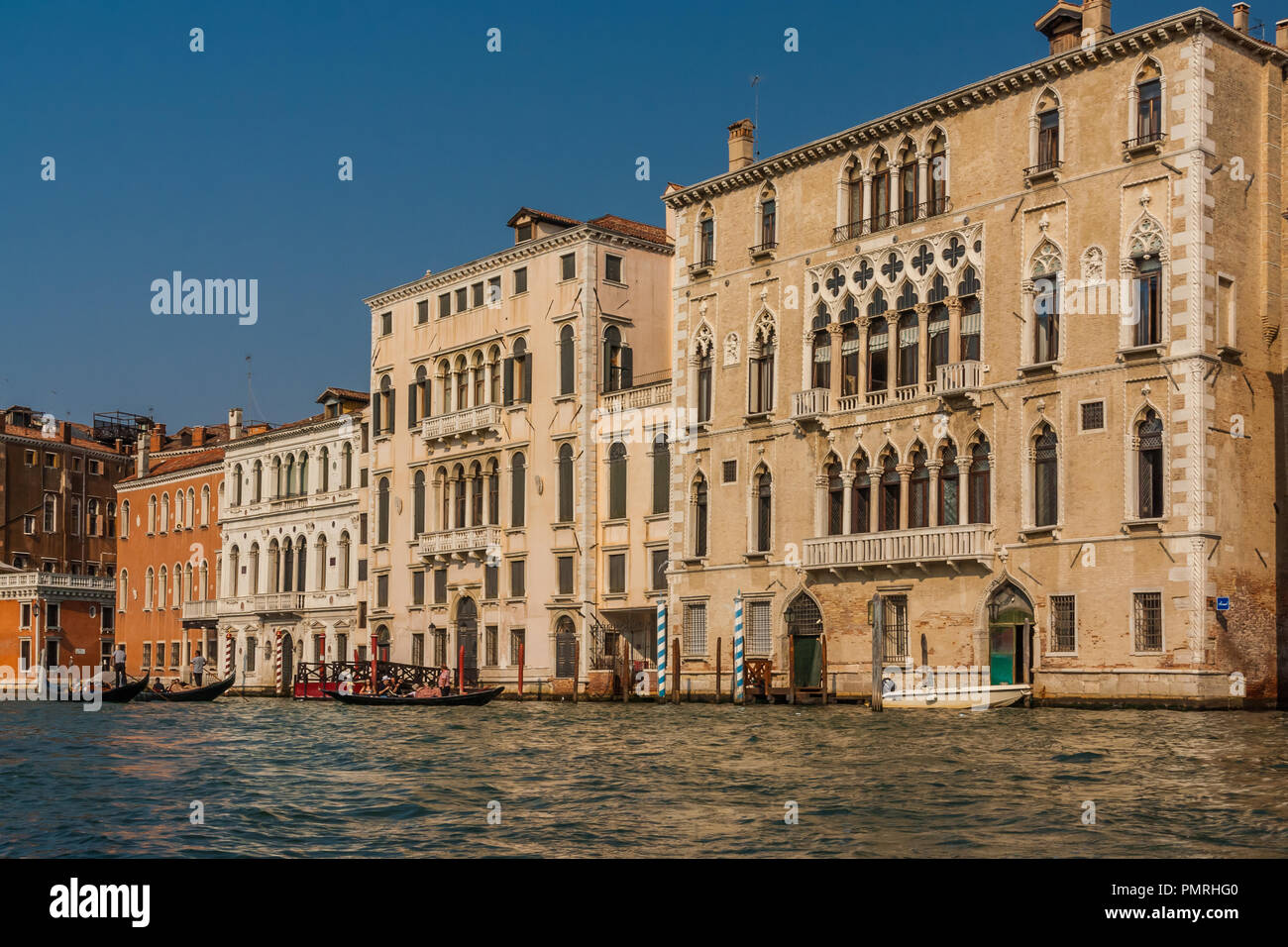 Les touristes en gondoles passant bâtiments historiques sur le Grand Canal, Venise, Italie. Banque D'Images