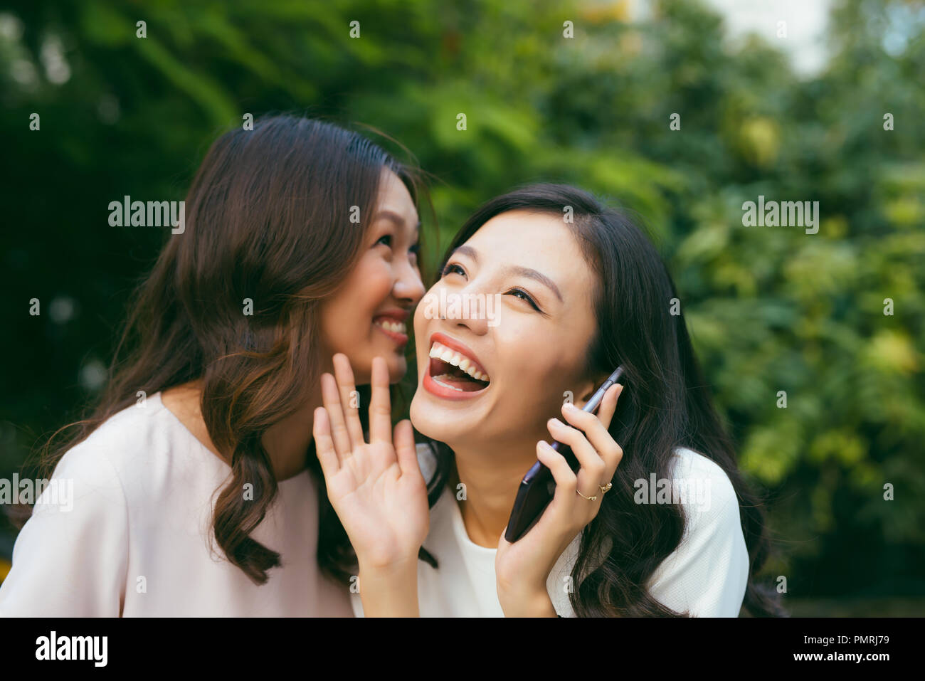 Deux jeunes femmes à socialiser à l'extérieur. Banque D'Images