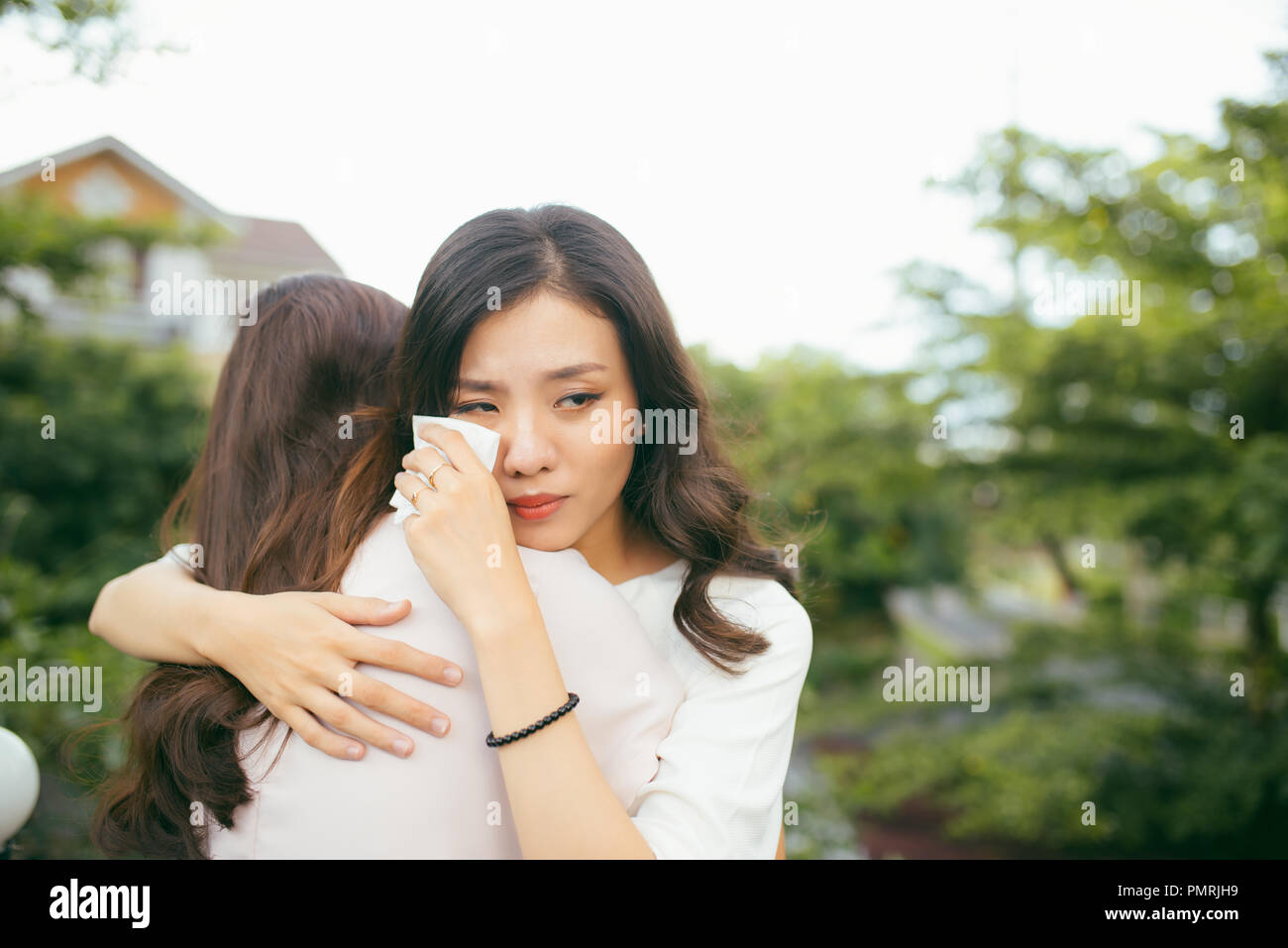 Portrait de deux femmes. Triste Malheureux jeune femme être consolés par son ami. L'amitié aide support et les moments difficiles. Les émotions humaines sentiments Banque D'Images