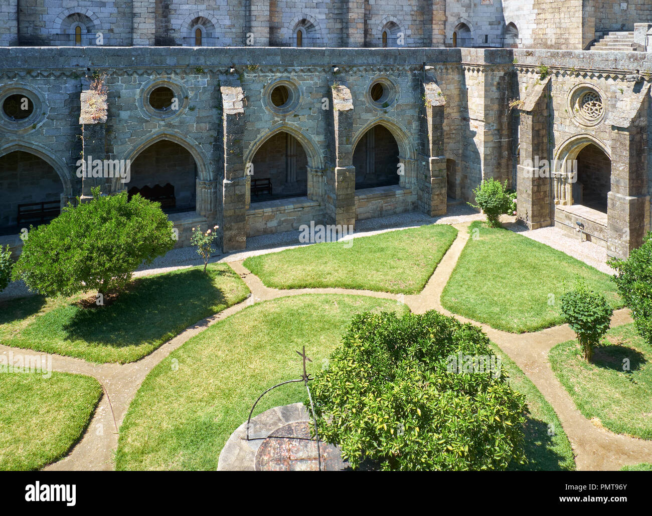 La vue sur le cloître et la cour intérieure de la cathédrale (Se) d'Evora. Portugal Banque D'Images