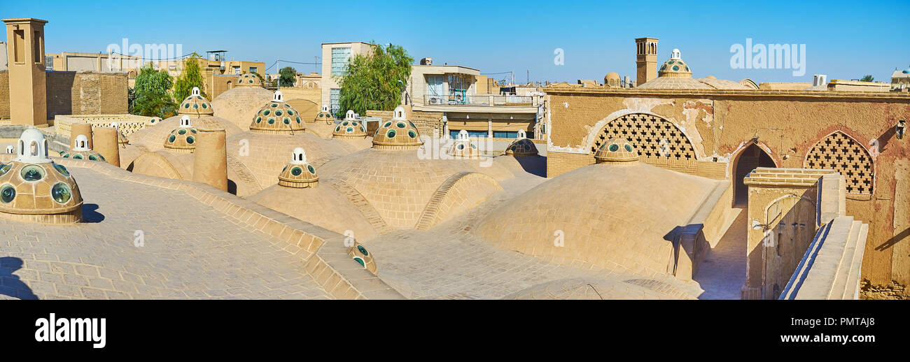 Le toit de brique médiévale Hammam-e Amir Sultan Ahmad (Qasemi Bathhouse) couvertes de nombreux dômes de verre convexe, Kashan, Iran. Banque D'Images