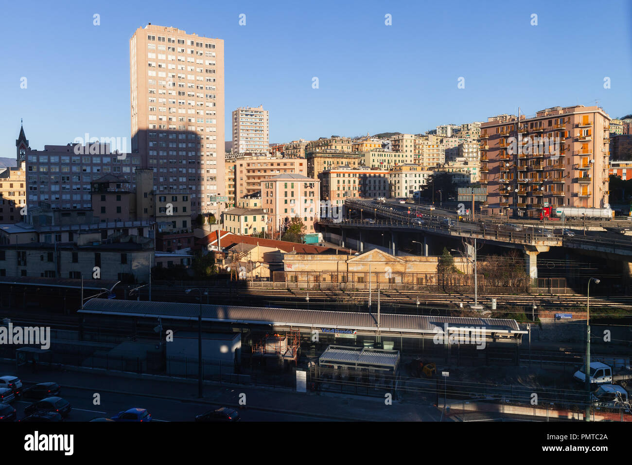 Genova, Italie - le 17 janvier 2018 : Genova ville paysage urbain et ferroviaire avec des bâtiments modernes, quartier port industriel Banque D'Images