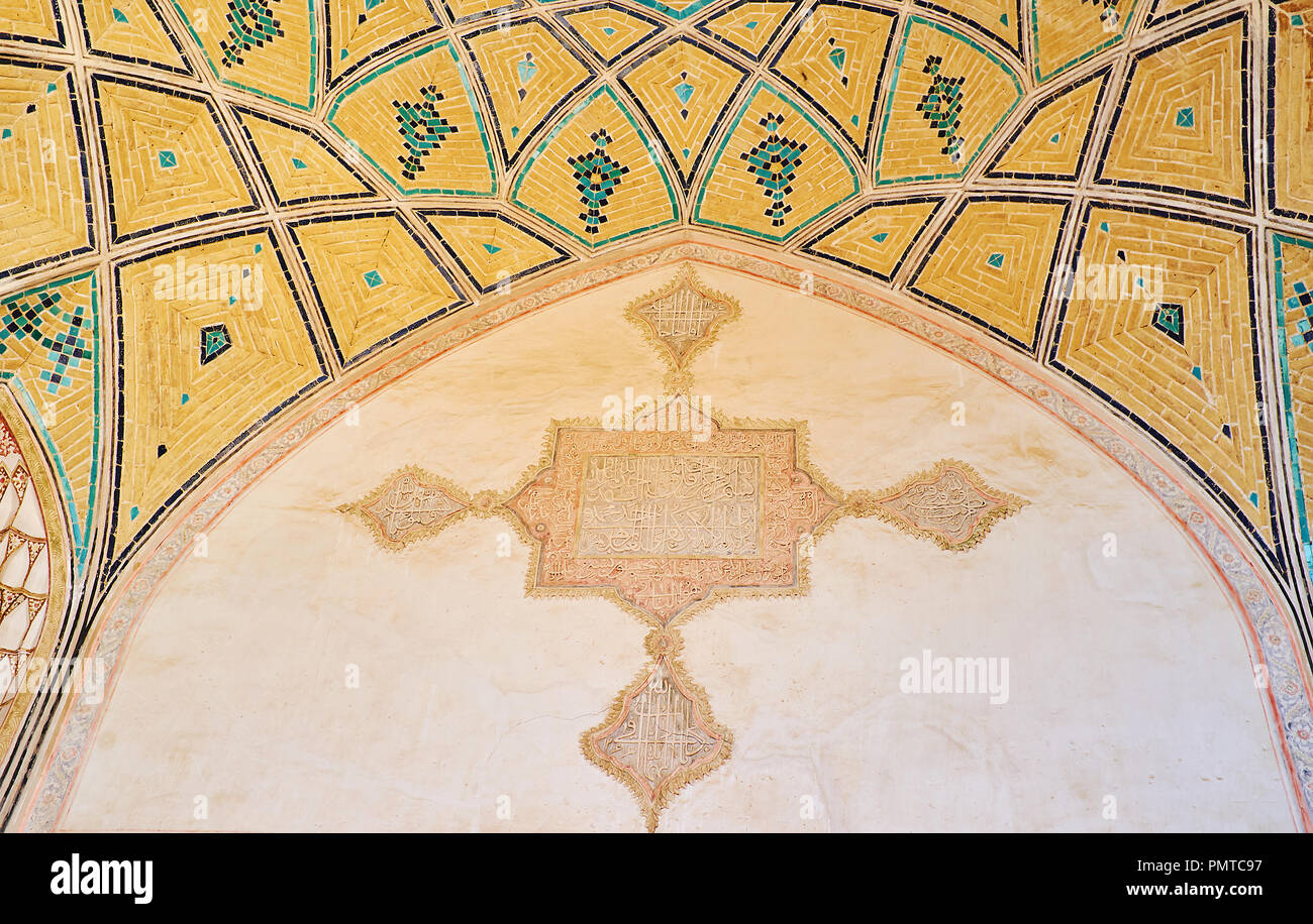KASHAN, IRAN - Octobre 22, 2017 : le mur de la mosquée Agha Bozorg est décorée avec des arabesques et la calligraphie islamique, le 22 octobre à Kashan. Banque D'Images