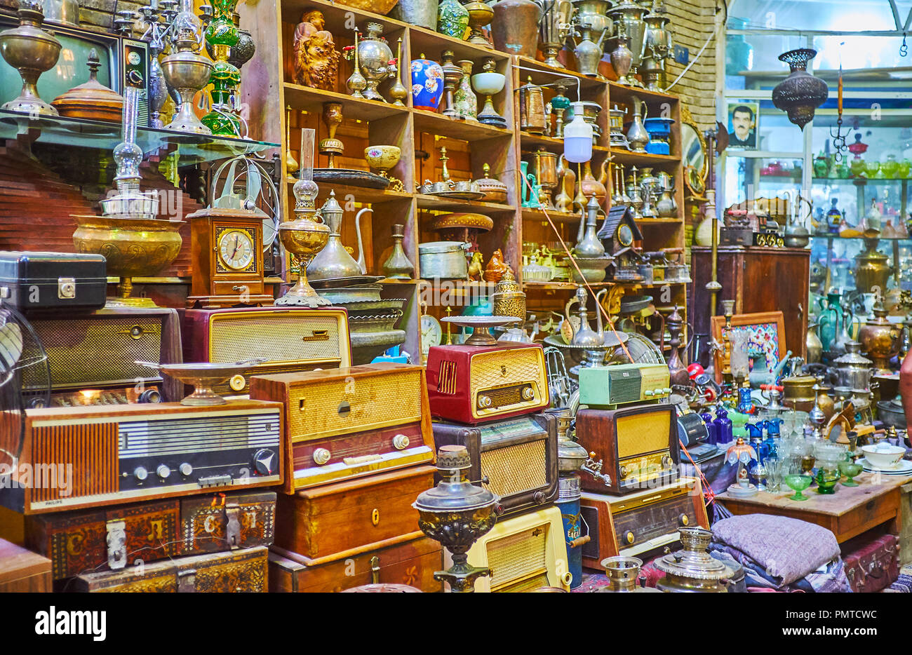 KASHAN, IRAN - le 22 octobre 2017 : les tas de pièces vintage - radios, vaisselle, statuettes, samovars, cafetières et les lampes à kérosène dans antique shop Banque D'Images