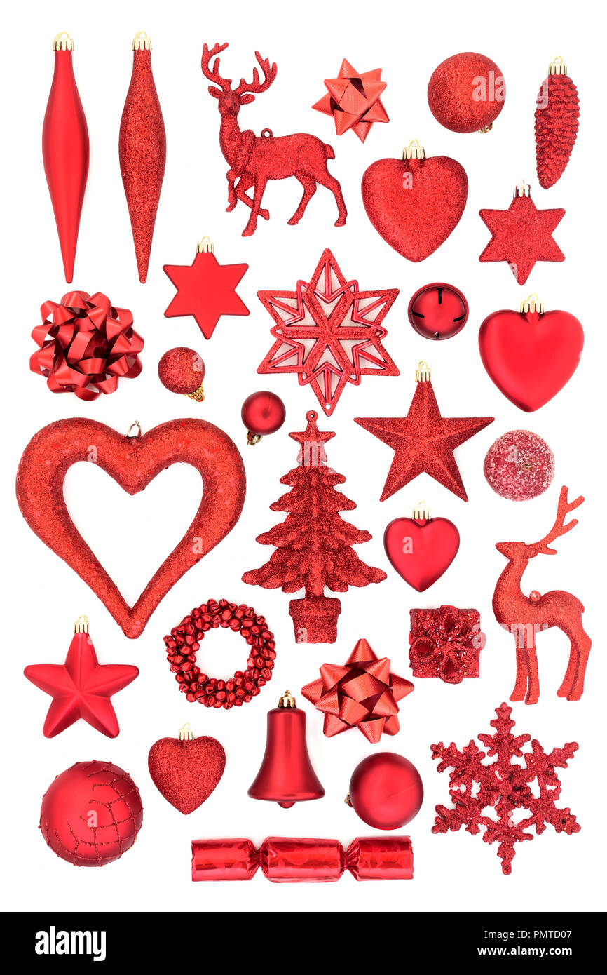 Red de décorations de Noël, ornements et symboles pour les fêtes sur fond blanc. Mise à plat. Banque D'Images