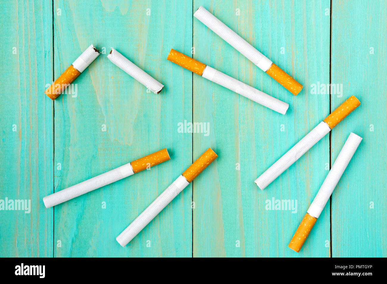 Mauvaise habitude de fumer, concept de soins de santé. Ne pas fumer.Cigarettes sur fond en bois bleu. Banque D'Images