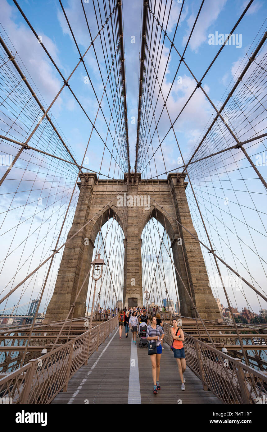 NEW YORK - 26 août 2017 : les touristes et habitants de la lutte pour l'espace sur l'allée piétonne bondée menant à travers le pont de Brooklyn au crépuscule. Banque D'Images