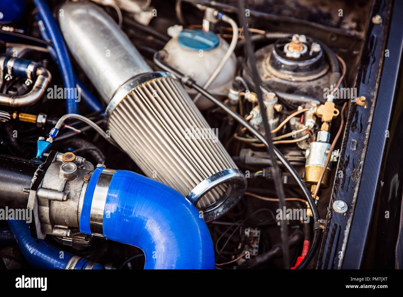 Filtre à air Sport l'essence dans un moteur de voiture suralimenté. Agences  immobilières Photo Stock - Alamy