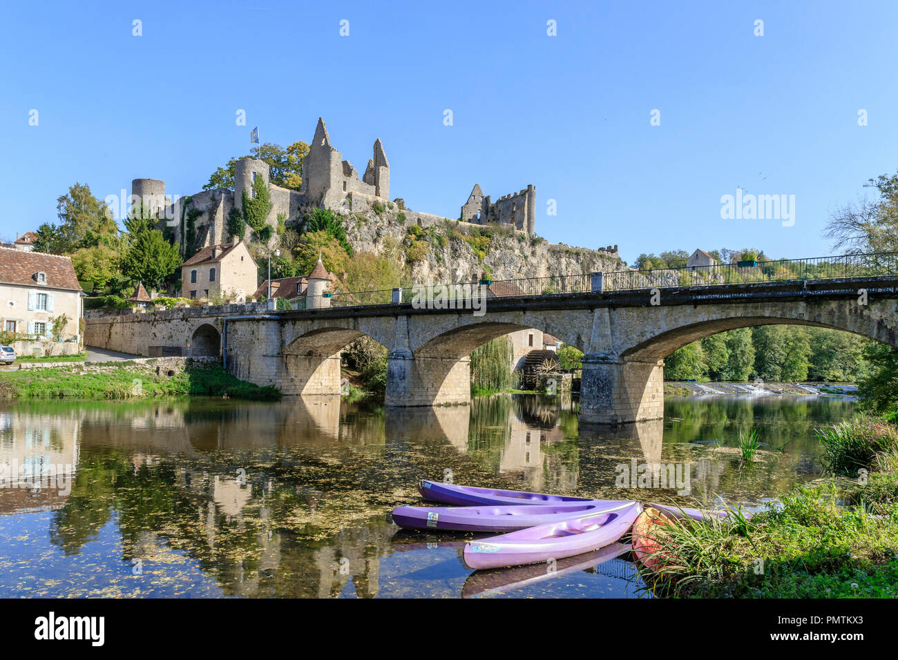 France, Vienne, angles sur l'Anglin, intitulée Les Plus Beaux Villages de France (Les Plus Beaux Villages de France), point de vue sur le château o Banque D'Images