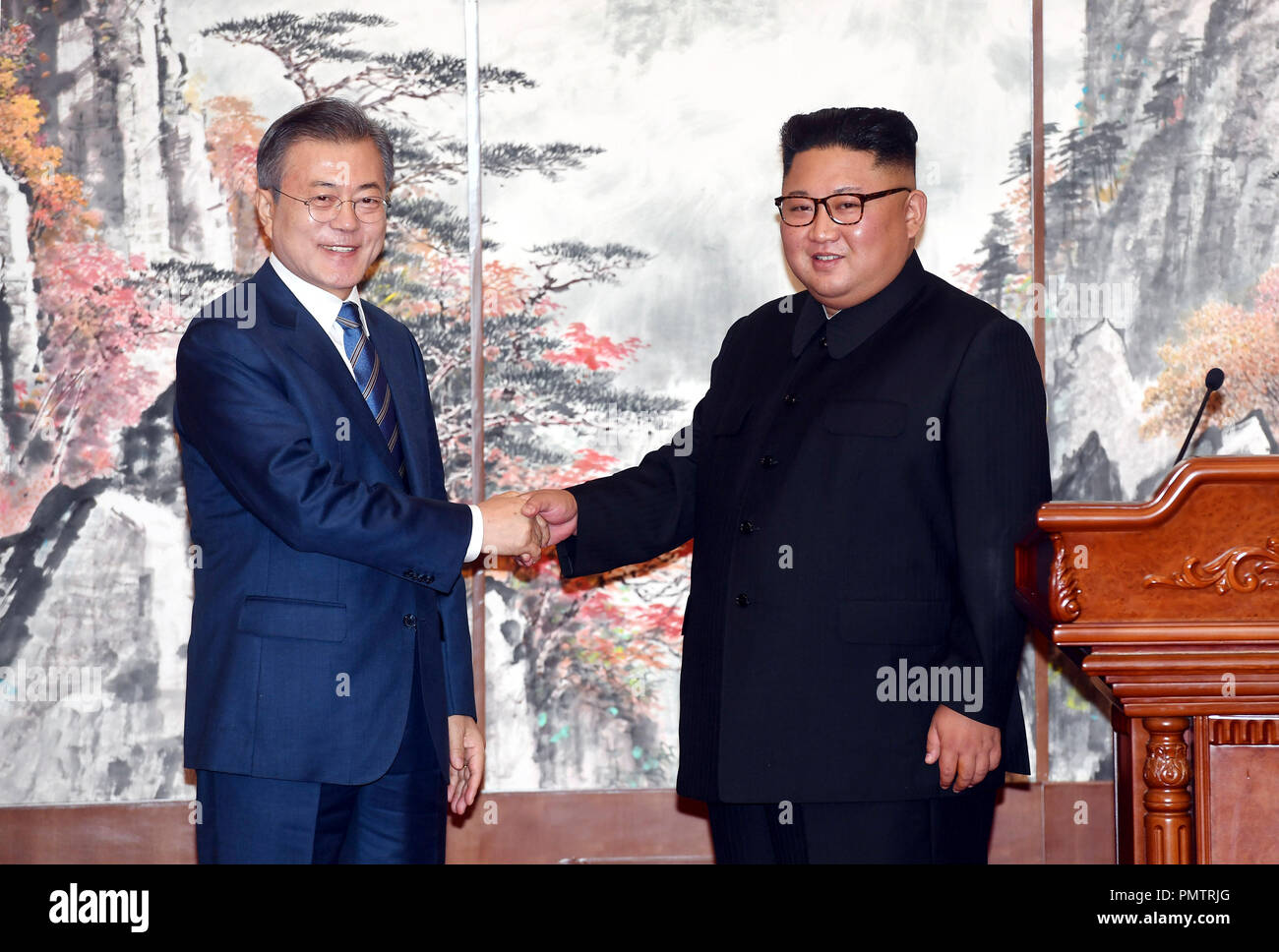Pyeongyang, la Corée du Nord. 19 Sep, 2018. Le président sud-coréen MOON JAE-IN et le dirigeant nord-coréen Kim Jong-UN tenir une conférence de presse conjointe après leur deuxième ronde de pourparlers au sommet de l'État Paekhwawon Guesthouse à Pyongyang. Kim a réaffirmé son engagement en faveur d'une péninsule coréenne sans armes nucléaires et a promis d'effectuer une visite à Séoul. Moon, a déclaré que les deux Corées ont convenu de mesures spécifiques pour la dénucléarisation. Credit : ZUMA Press, Inc./Alamy Live News Banque D'Images