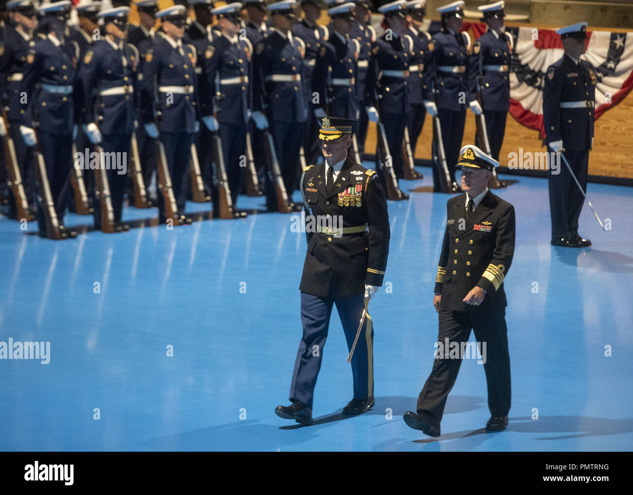 Washington, D.C., USA. 18 Sep, 2018. Norwegian Adm. Norvégien Haakon Bruun-Hanssen, chef de la défense, participe à une revue des troupes lors d'une visite de contrepartie à Joint Base Myer-Henderson Hall, 18 septembre 2018. (DOD photo par Marine Maître de 1ère classe Dominique A. Pineiro) US Joint le personnel par globallookpress.com : Crédit personnel interarmées des États-Unis/Fédération de regarder/ZUMA/Alamy Fil Live News Banque D'Images