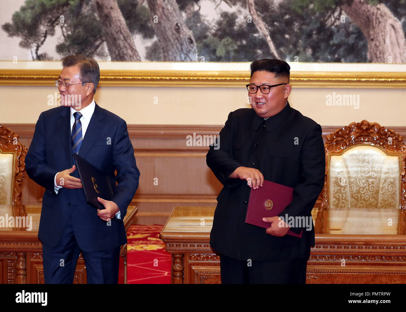 Pyeongyang, la Corée du Nord. 19 Sep, 2018. Le président sud-coréen MOON JAE-IN et le dirigeant nord-coréen Kim Jong-un signé après serre la main lors d'un accord de dénucléarisation supplémentaires à Pyeong, la Corée du Nord. La Corée du Nord a accepté de prendre des mesures supplémentaires pour faire de la péninsule coréenne exempte d'armes nucléaires et les menaces de conflits armés Mercredi, dans un geste apparent de redémarrer sa dénucléarisation des pourparlers avec les États-Unis. Credit : ZUMA Press, Inc./Alamy Live News Banque D'Images