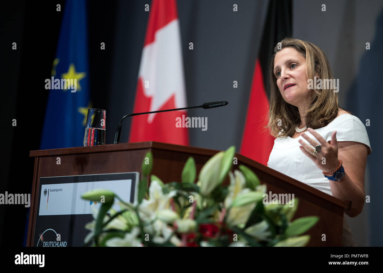 27 août 2018, Berlin : le ministre des Affaires étrangères, Chrystia Freeland prend la parole à une conférence des ambassadeurs à le ministère allemand des affaires étrangères à Berlin le 27 août 2018 (Crédit : Bernd von Jutrczenka/DPA) Photo : Bernd von Jutrczenka/dpa Banque D'Images