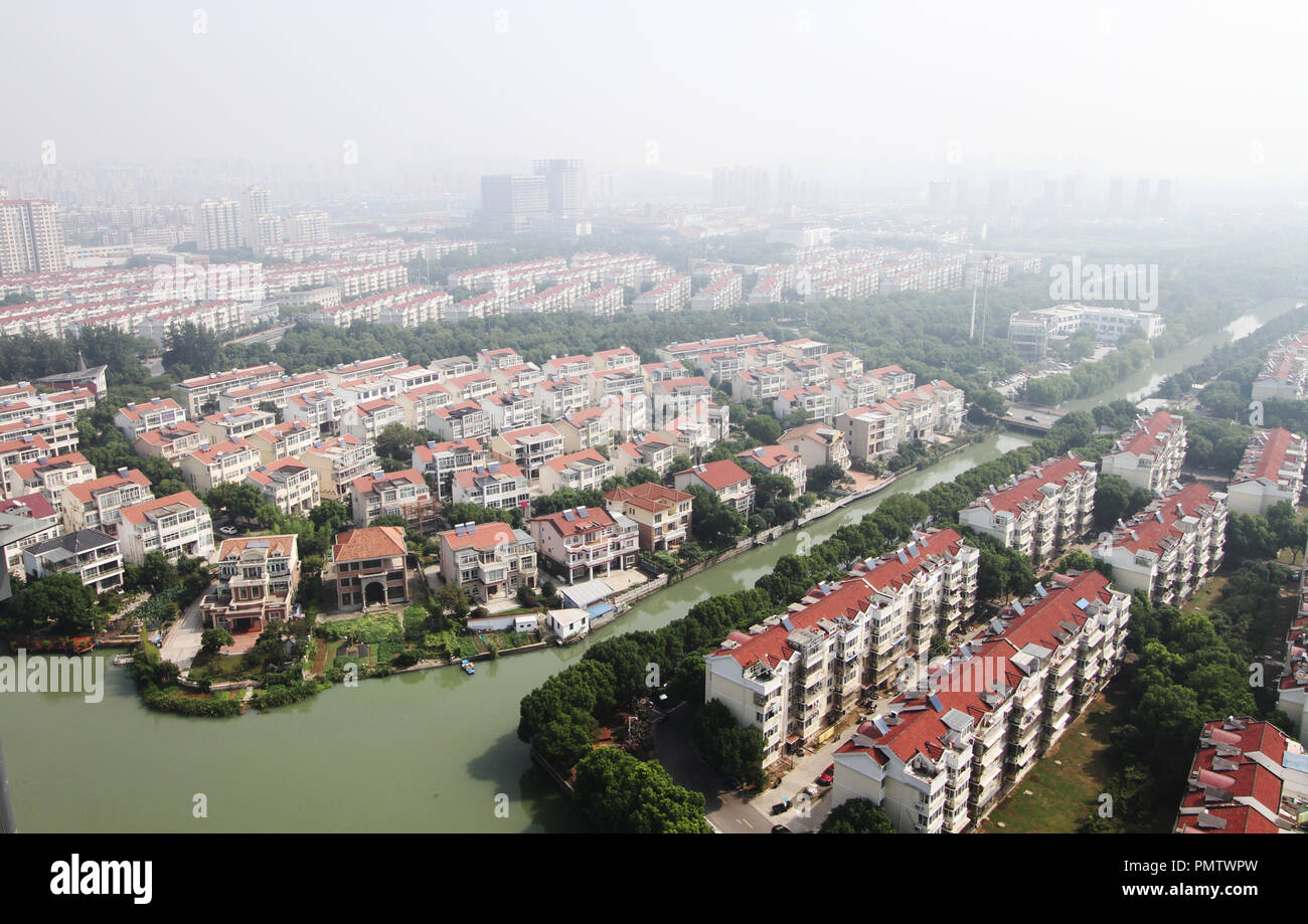 (180919) -- SUZHOU, 19 septembre 2018 (Xinhua) -- Photo prise le 19 septembre 2018 montre un ensemble résidentiel dans le parc industriel de Suzhou Suzhou, dans la province du Jiangsu en Chine de l'Est. Le parc industriel de Suzhou (SIP) a été créé en 1994 comme un projet de coopération intergouvernementale entre la Chine et Singapour. Il s'est classé premier parmi les 219 de la Chine au niveau de l'état des zones de développement économique dans l'évaluation globale publié en mai par le ministère du Commerce, de l'être la plus performante dans les principaux points de repère, y compris l'innovation technologique et le commerce extérieur. Au fil des ans, la SIP a pris l'en Banque D'Images