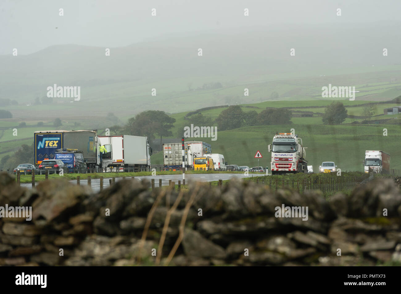 A66 Stainmore Cumbria, Mer 19 Septembre 2018 - Ali tempête provoquant une interruption de voyage. Une voiture et caravane a été soufflé sur le blocage de l'A66 nr Stainmore Cafe en Cumbria, WittWooPhoto Crédit/Alamy Live News Banque D'Images