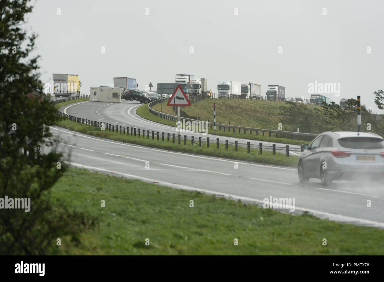 A66 Stainmore Cumbria, Mer 19 Septembre 2018 - Ali tempête provoquant une interruption de voyage. Une voiture et caravane a été soufflé sur le blocage de l'A66 nr Stainmore Cafe en Cumbria, WittWooPhoto Crédit/Alamy Live News Banque D'Images