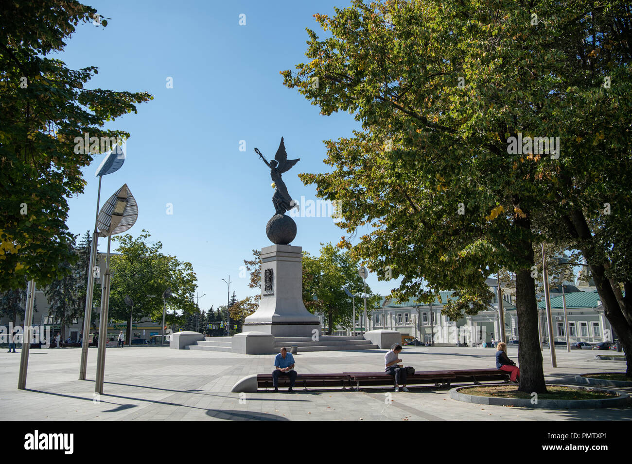 Les Charkiw, Ukraine. 19 Sep, 2018. Les gens sont assis en face d'une statue sur la place de la Constitution dans le centre-ville. Credit : Uwe Anspach/dpa/Alamy Live News Banque D'Images