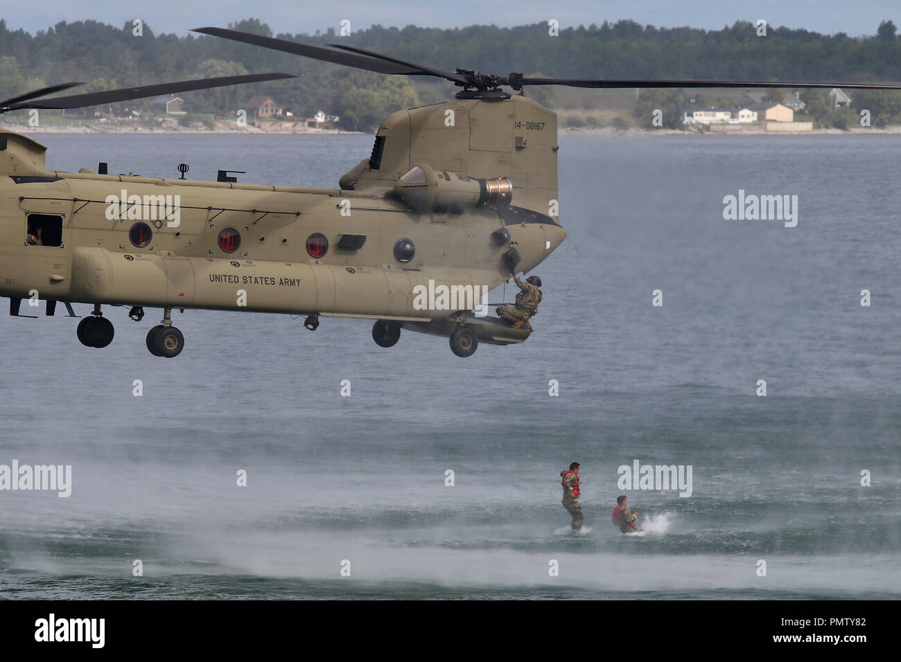 Sackets Harbor, New York, USA. 19 Sep, 2018. Des soldats américains avec le 41e bataillon du génie, 2e Brigade Combat Team, 10e division de montagne, la conduite d'un exercice de formation Helocast dans la rivière Black Bay près de Sackets Harbor, New York, le 14 septembre 2018. Des soldats de la Compagnie B, 3-10 Soutien général Aviation Battalion, 10e Brigade d'aviation de combat, fourni le soutien aérien pour la mission. Le bataillon de sapeurs de montagne ont également organisé un événement statique pour la communauté locale. (U.S. Photo de l'armée par le major Angel Tomko) www.dvidshub.net Ministère de la Défense des États-Unis par globallookpress. Banque D'Images