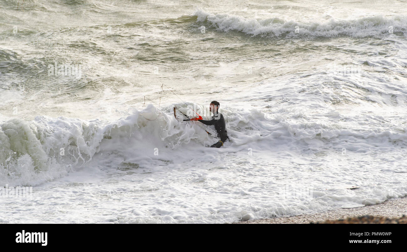 Brighton UK 19 Septembre 2018 - un kite surfer exploite au maximum les conditions que des vents forts commencer à mieux la côte sud avec Ali tempête approchant . Des vents violents ont causé des dommages en Irlande et en Écosse jusqu'à présent avec des vents devrait se poursuivre tout au long de la Grande-Bretagne au cours des prochains jours de crédit : Simon Dack/Alamy Live News Banque D'Images