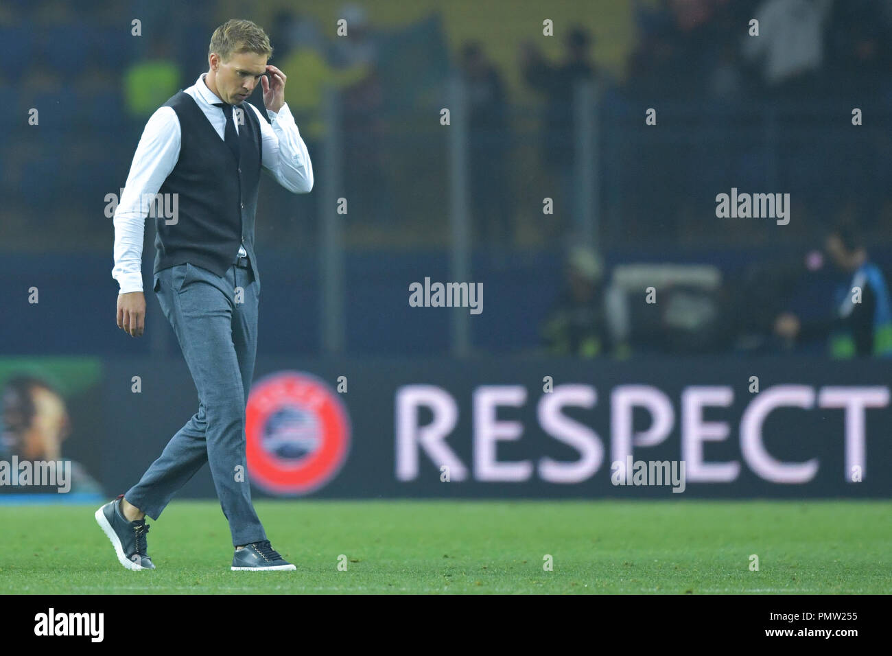 19 septembre 2018, l'Ukraine, les Charkiw : Soccer : Ligue des Champions, Schachtjor - Donezk 1899 Hoffenheim, phase Groupe, Groupe F, Journée 1, au stade Metalist. Hoffenheim coach Julian Nagelsmann quitte le terrain. Photo : Uwe Anspach/dpa Banque D'Images