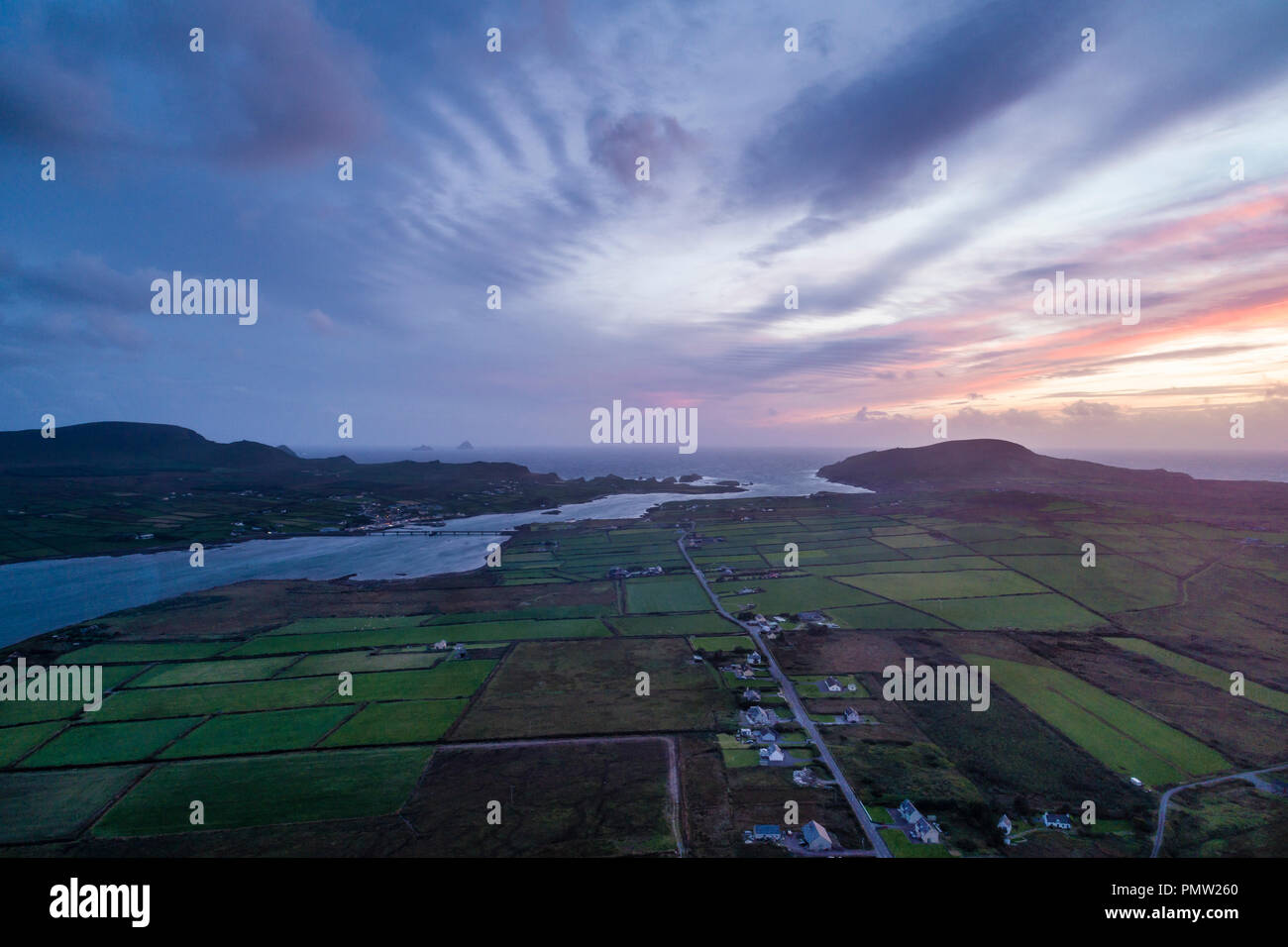 Coucher de soleil sur l'île de Valentia, CountyKerry l'Irlande après la tempête Ali passé près de la comté Banque D'Images