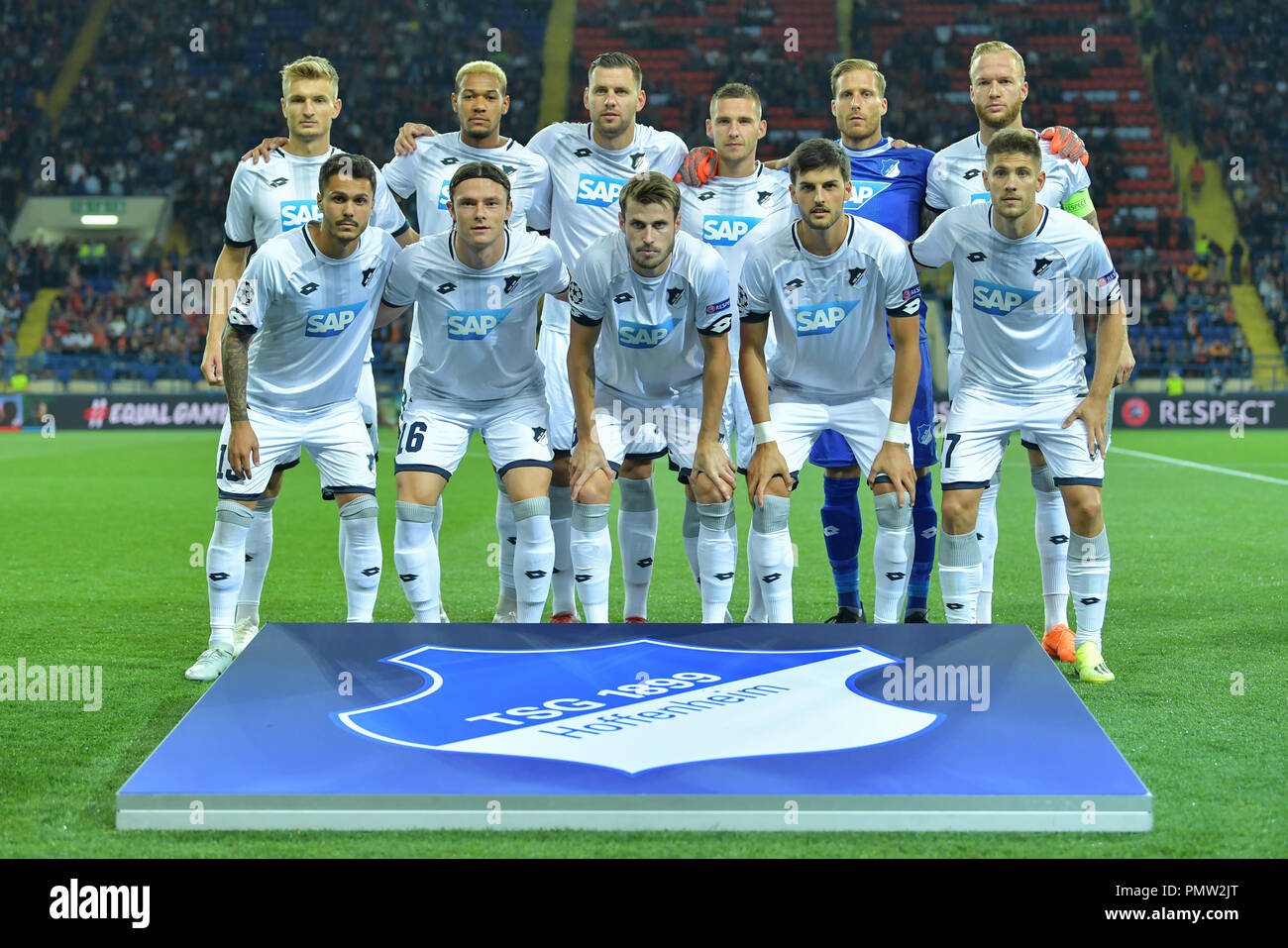 19 septembre 2018, l'Ukraine, les Charkiw : Soccer : Ligue des Champions, Schachtjor - Donezk 1899 Hoffenheim, phase Groupe, Groupe F, Journée 1, au stade Metalist. Stefan Hoffenheims Posch (l-r), Leonardo Bittencourt, Nico Schulz, Joelinton Cassio Apolinario de cri, Adam Szalai, Havard Nordtveit, Pavel Kaderabek, Florian, Grilleitsch gardien Oliver Baumann, Kevin Vogt et Andrej Kramaric forment un groupe avant le début du match. Photo : Uwe Anspach/dpa Banque D'Images