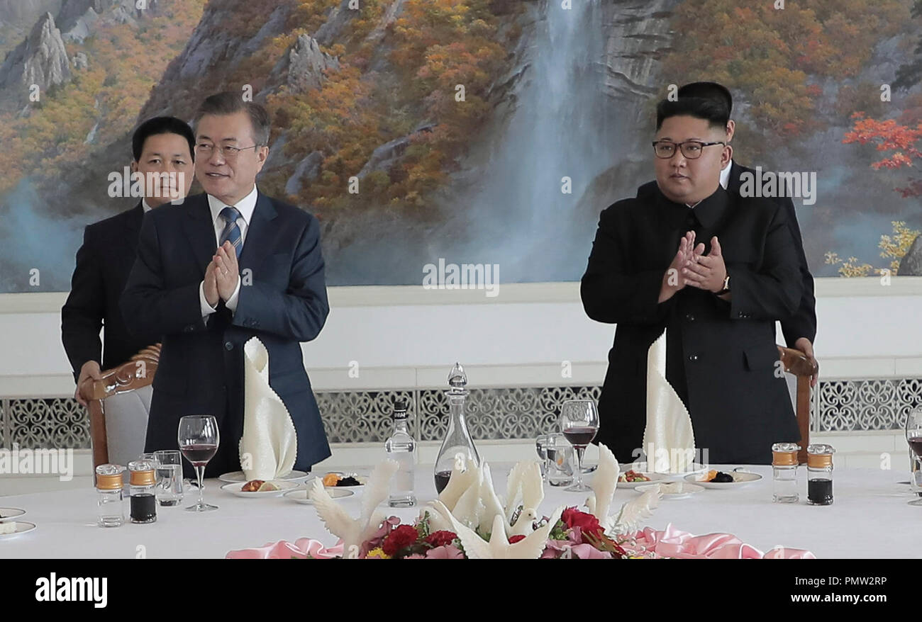 Pyeongyang, la Corée du Nord. 19 Sep, 2018. Le président sud-coréen MOON JAE-IN et le dirigeant nord-coréen Kim Jong-un déjeuner officiel en Okryugwan au restaurant à Pyeongyang, la Corée du Nord. Lune et Kim ont signé une déclaration commune qui comprend des étapes vers la dénucléarisation du Nord. Kim a dit qu'il visite à Séoul "dans un proche avenir," a dit lune qui sera à l'intérieur de cette année. Pyeongyang Crédit : Presse/ZUMA/ZUMAPRESS.com/Alamy fil Live News Banque D'Images