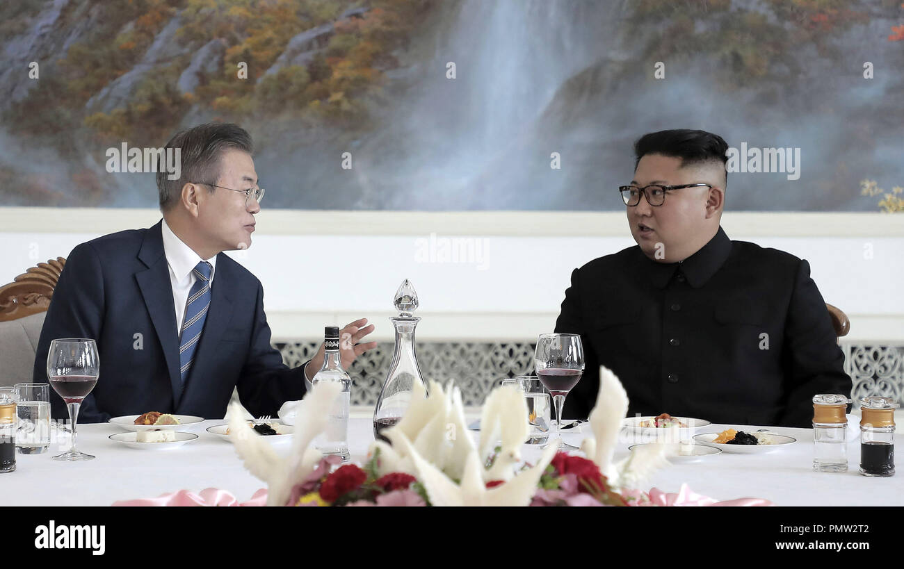 Pyeongyang, la Corée du Nord. 19 Sep, 2018. Le président sud-coréen MOON JAE-IN et le dirigeant nord-coréen Kim Jong-un déjeuner officiel en Okryugwan au restaurant à Pyeongyang, la Corée du Nord. Lune et Kim ont signé une déclaration commune qui comprend des étapes vers la dénucléarisation du Nord. Kim a dit qu'il visite à Séoul "dans un proche avenir," a dit lune qui sera à l'intérieur de cette année. Pyeongyang Crédit : Presse/ZUMA/ZUMAPRESS.com/Alamy fil Live News Banque D'Images
