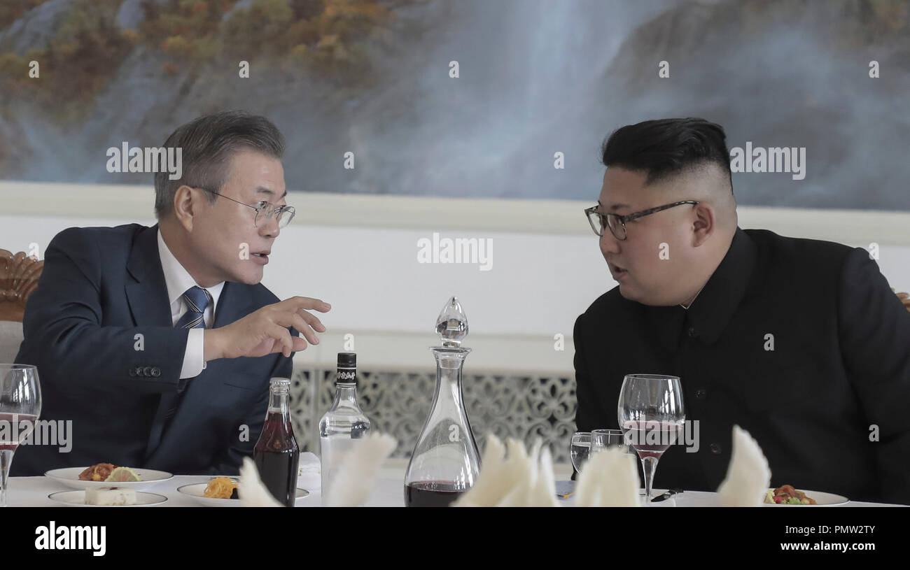 Pyeongyang, la Corée du Nord. 19 Sep, 2018. Le président sud-coréen MOON JAE-IN et le dirigeant nord-coréen Kim Jong-un déjeuner officiel en Okryugwan au restaurant à Pyeongyang, la Corée du Nord. Lune et Kim ont signé une déclaration commune qui comprend des étapes vers la dénucléarisation du Nord. Kim a dit qu'il visite à Séoul "dans un proche avenir," a dit lune qui sera à l'intérieur de cette année. Pyeongyang Crédit : Presse/ZUMA/ZUMAPRESS.com/Alamy fil Live News Banque D'Images