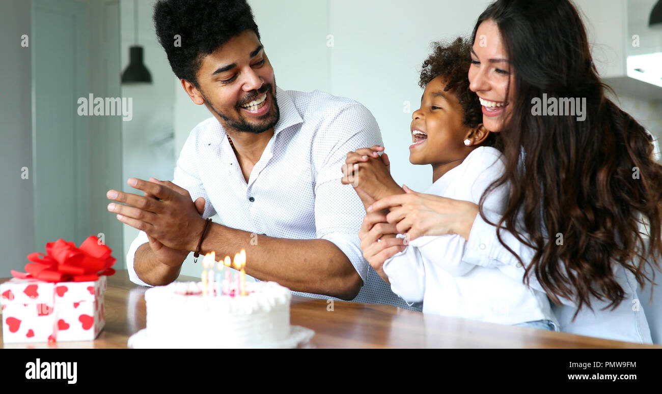 Famille heureuse de célébrer l'anniversaire de leur enfant Banque D'Images