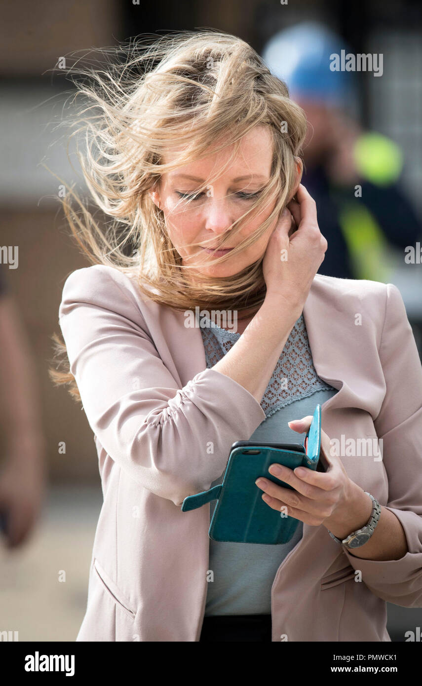 Les cheveux d'une femme sont soufflées par les vents forts à Leeds que Storm Ali a commencé à se faire sentir dans toute l'Irlande du Nord et dans certaines parties de l'Ecosse et l'Angleterre avec 60mph vents. Banque D'Images