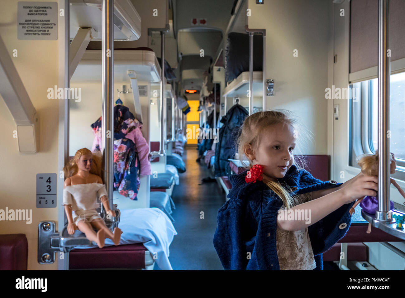 La petite fille russe joue avec les jouets dans le trans siberian express autour d'Omsk, en Russie. Banque D'Images