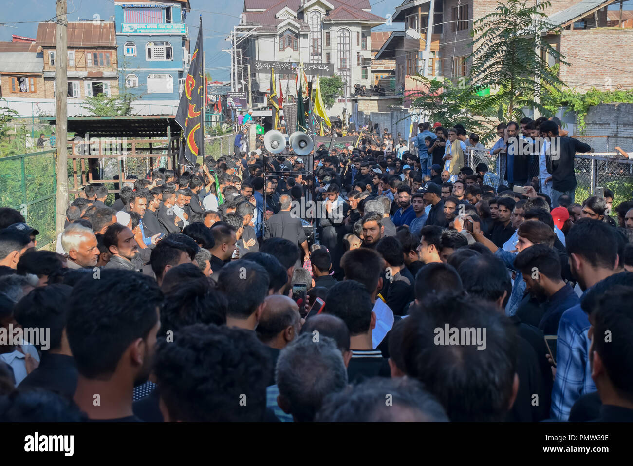 Les Musulmans chiites du cachemire vu en accomplissant des rituels pendant la procession. 7e jour d'Ashoura procession qui marque l'anniversaire du martyre du Prophète Muhammed le petit-fils de l'Imam Hussein vénéré qui a été tué à Karbala, dans l'Iraq 680 Annonce dans le sud de l'Iraq dans le septième siècle. Banque D'Images