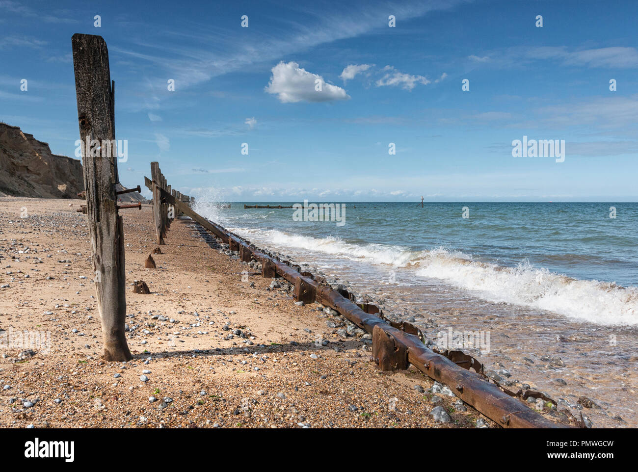 Bois épis et des revêtements sur West Runton Beach, North Norfolk, East Anglia, Royaume-Uni Banque D'Images