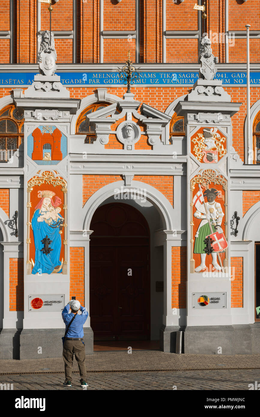 Riga Maison Blackheads, vue arrière d'un touriste prend une photo de l'entrée de la Maison des Têtes Noires En Ratslaukums Square dans la vieille ville de Riga, Lettonie. Banque D'Images