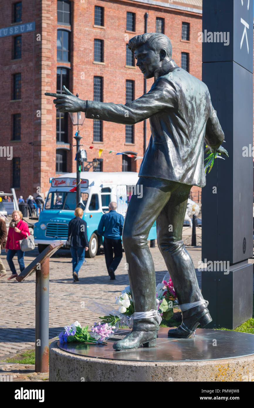 Liverpool Albert Dock statue sculpture Billy Fury 1940 - 83 Rock & Roll autodidacte chanteur auteur-compositeur né Ronald Wycherley par Tom Murphy en 2003 Banque D'Images