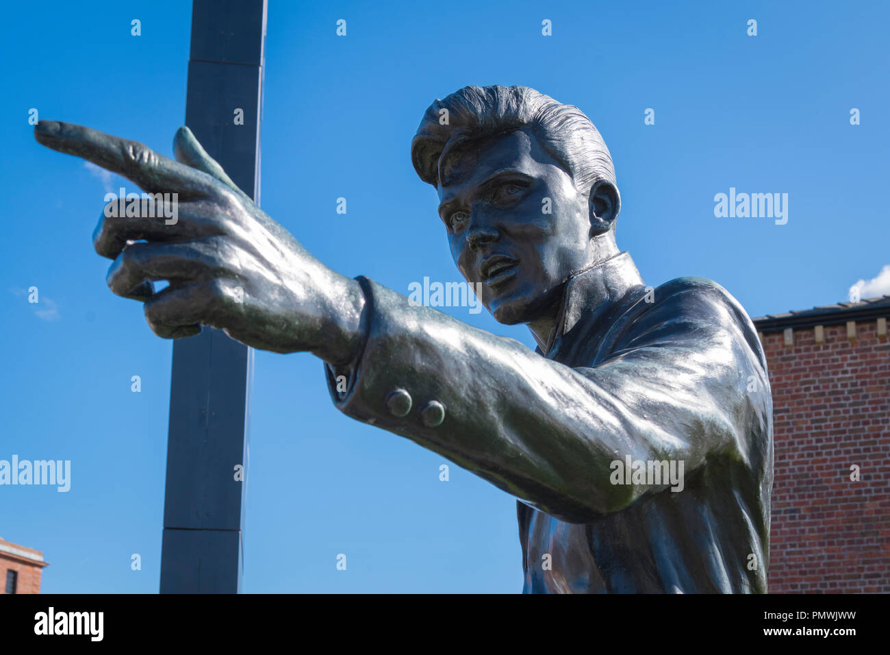 Liverpool Albert Dock statue sculpture Billy Fury 1940 - 83 pop chanteur auteur-compositeur autodidacte né Ronald Wycherley par Tom Murphy en 2003 Banque D'Images