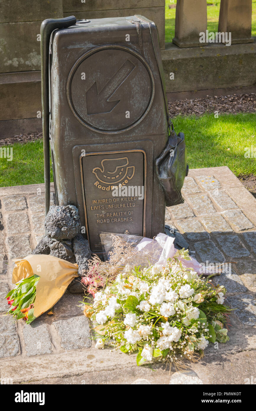 Liverpool St John's Gardens Road Peace Memorial blessés ou tués vit la partie non expirée de la réalité des accidents de la bouquets fleurs ours cartable Banque D'Images