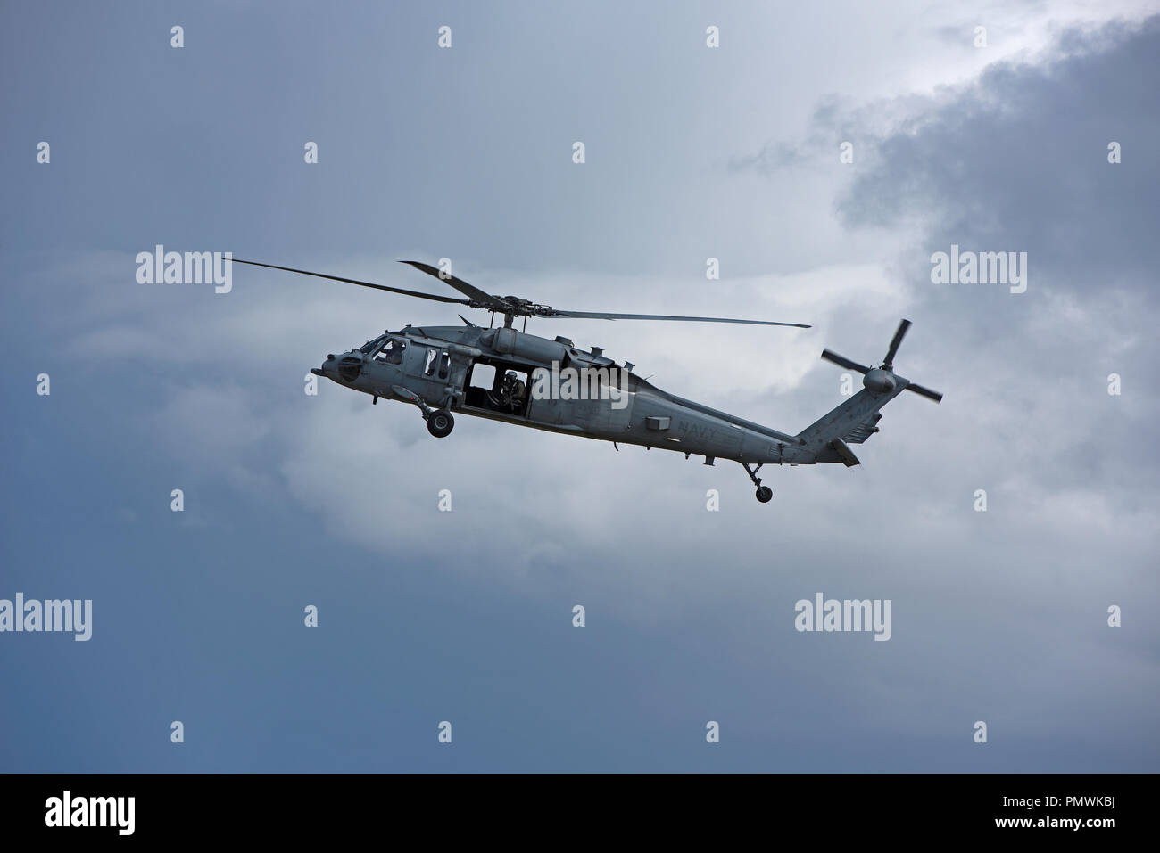 USNAVY MH-60 Seahawk hélicoptère sur entraînement au tir de l'exercice dans certaines limites, de prendre l'avion à partir de la base de la RAF à Lossiemouth dans Moray, en Écosse. Banque D'Images