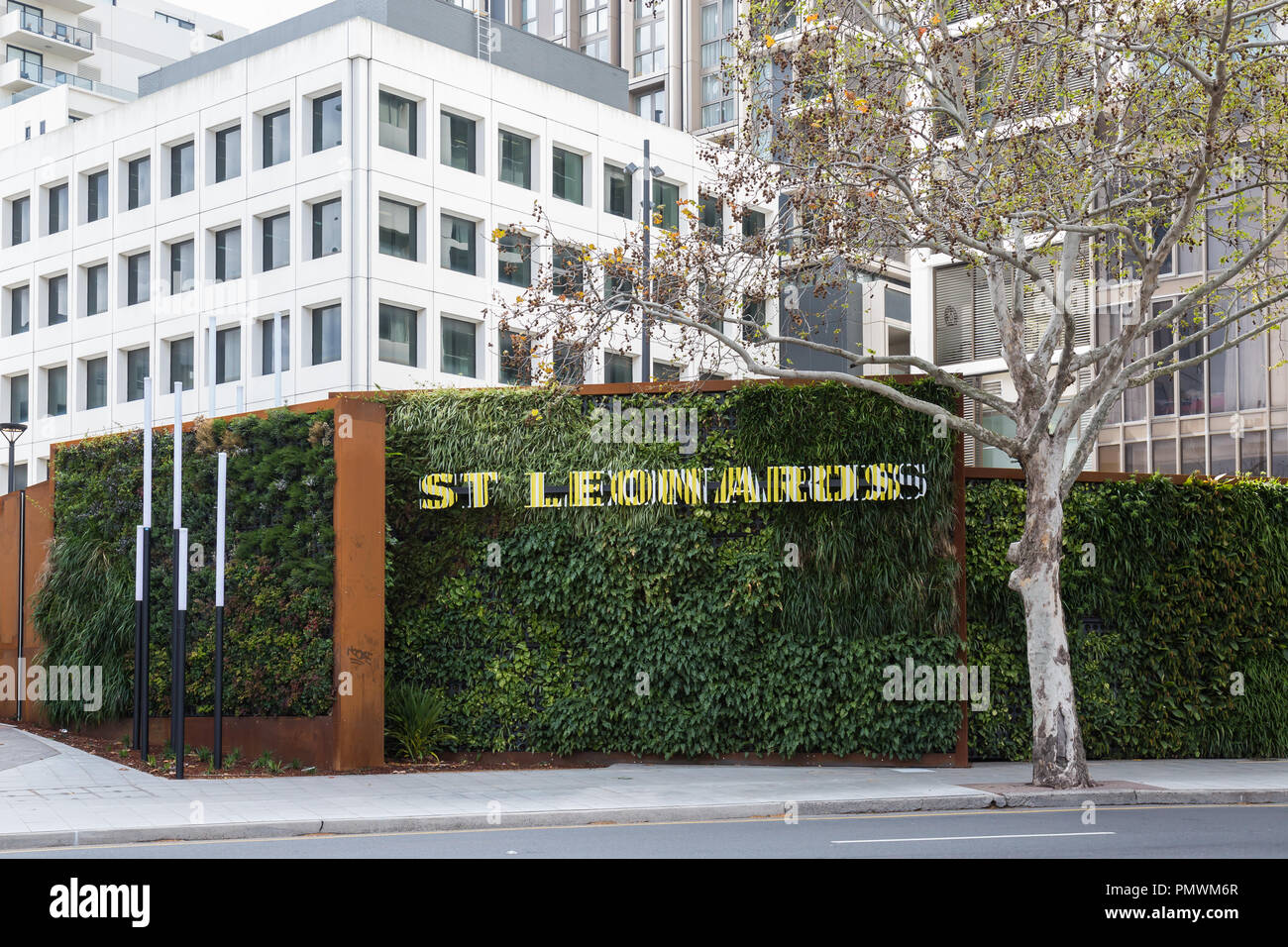 Une grande muraille verte à côté de l'autoroute du Pacifique dans le nord de Sydney. Sa structure à double paroi est remplis de près de 6000 plantes qui véhicule filtre exha Banque D'Images