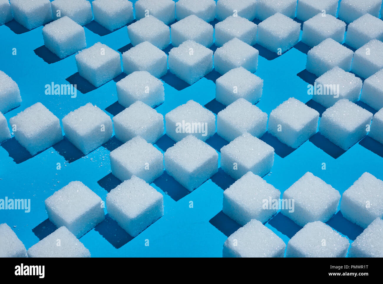 Cube de sucre motif sur fond bleu Banque D'Images