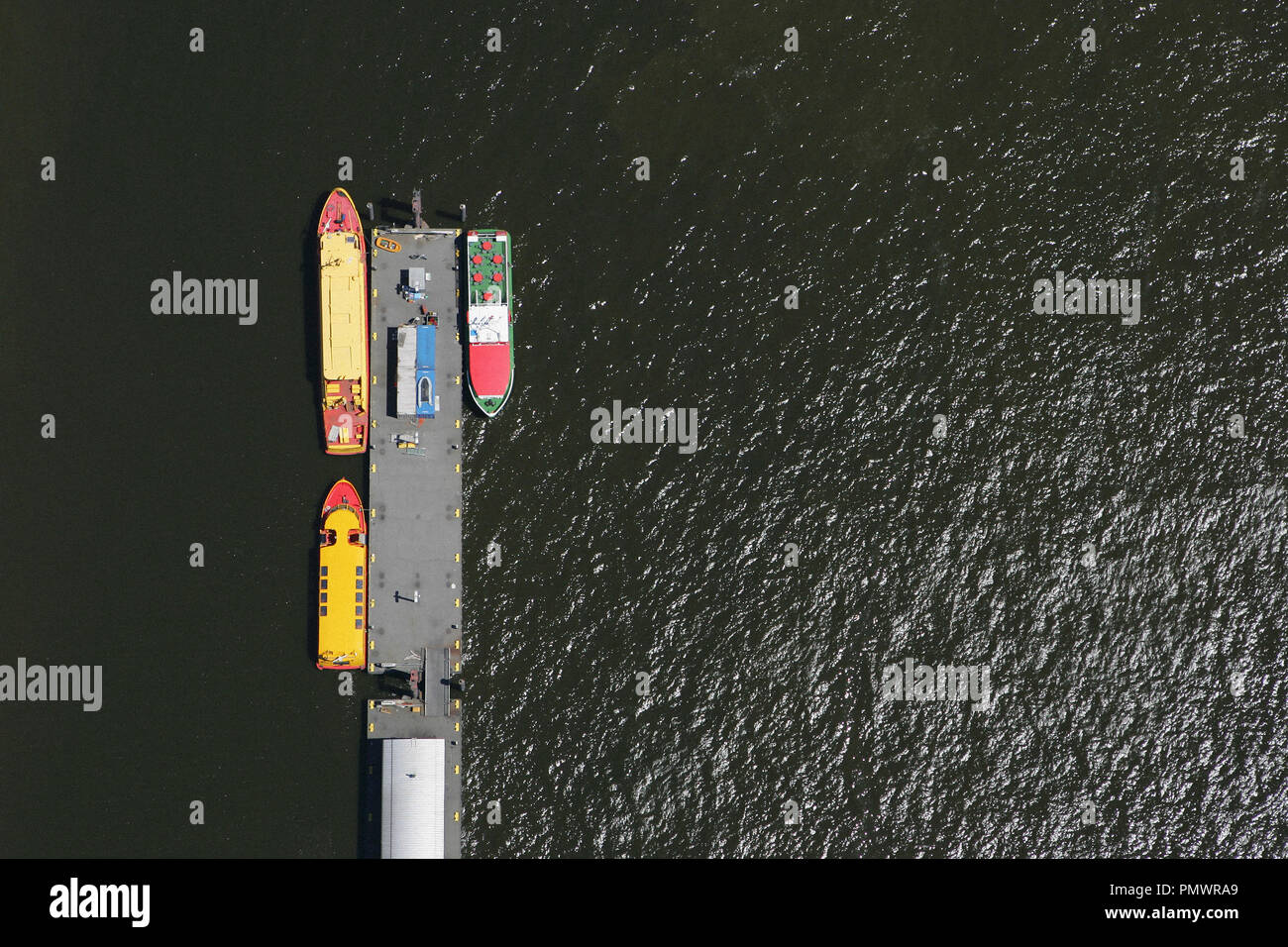 Vue de dessus bateaux amarrés au quai commercial Banque D'Images