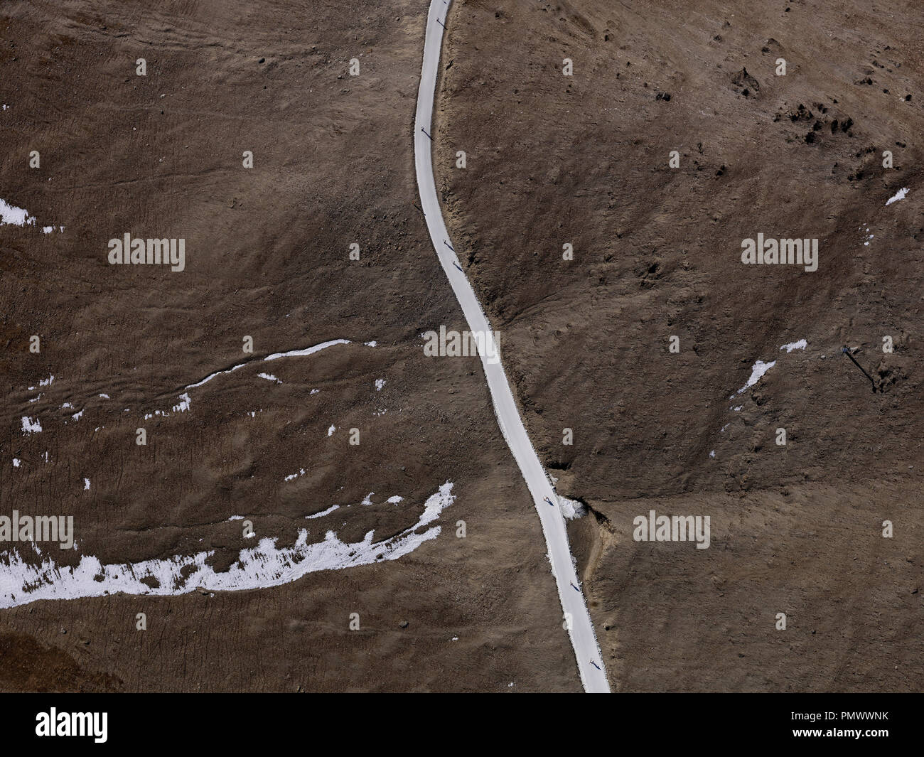 Vue aérienne sur la piste enneigée brown montagne, Ischgl, Tyrol, Autriche Banque D'Images