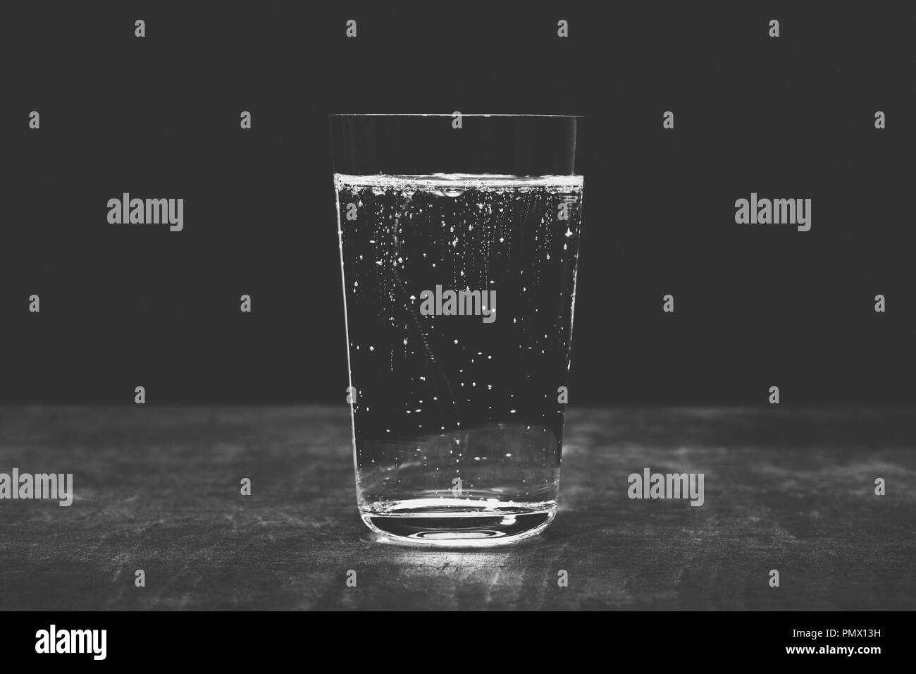 Close up de l'eau pétillante dans verre Banque D'Images